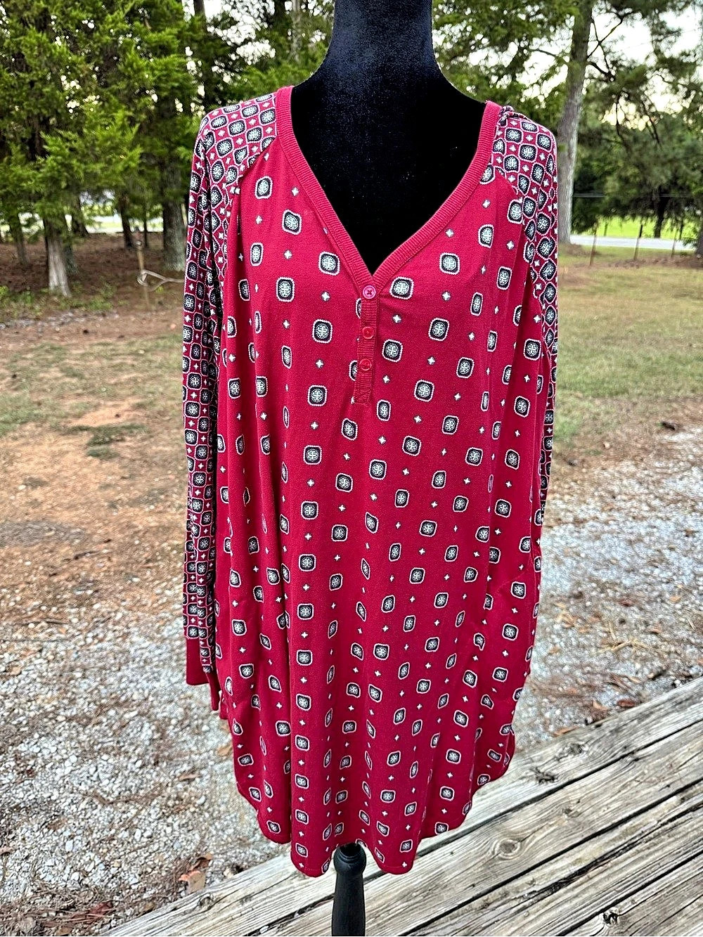 Simply Vera Wang Geometric nightshirt in Red & Blue Size XL Like New